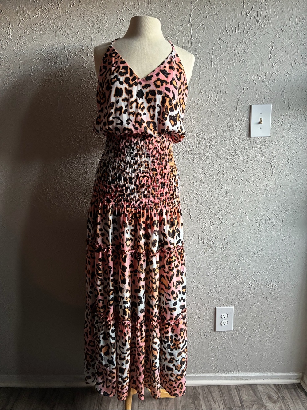 BuddyLove Izzy
DREAMSICLE Leopard Print
Maxi Dress Pink Smocked
Boho Size M.